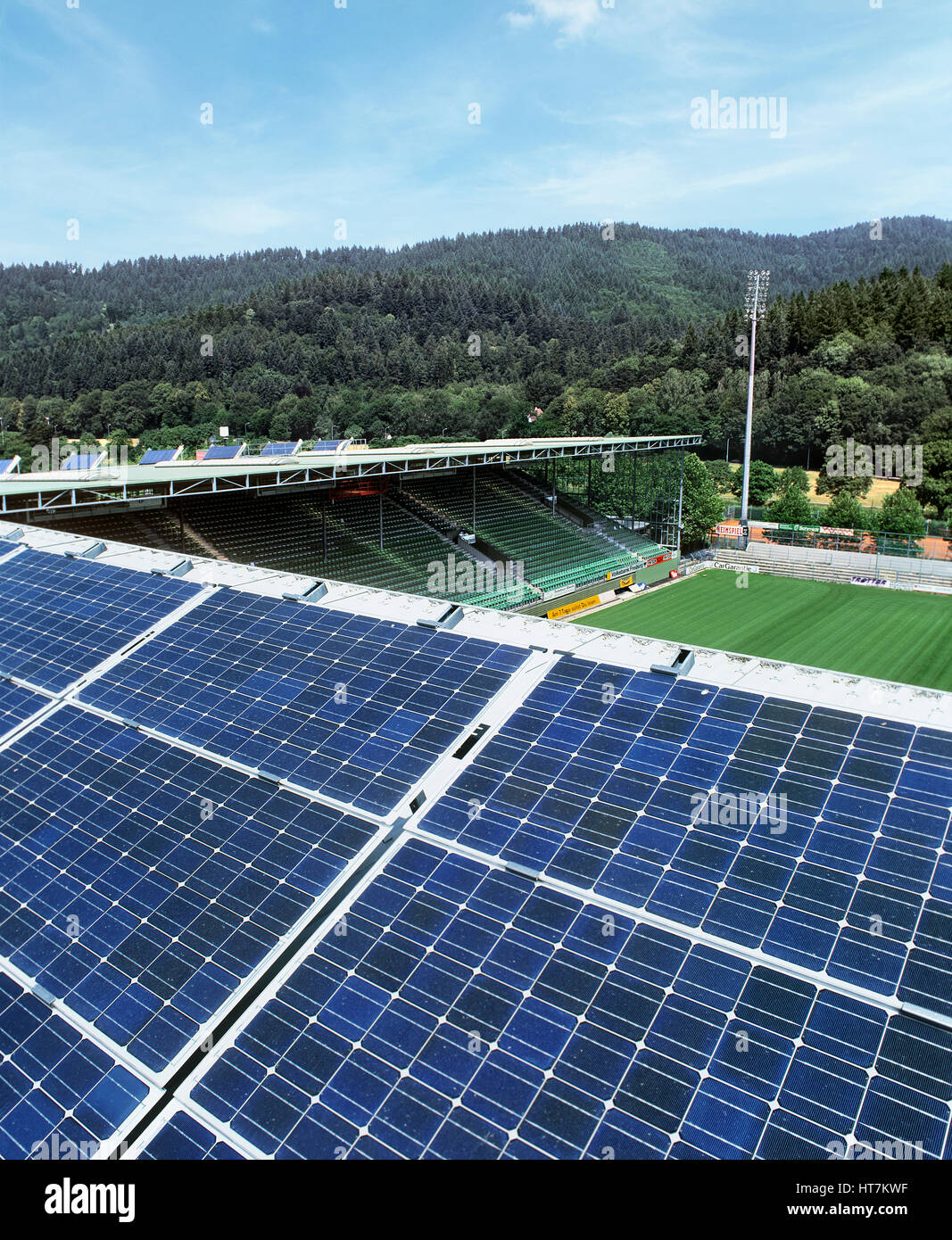 A 100 kW installazione di generazione di elettricità celle fotovoltaiche sul tetto del Dreisam stadio sportivo di Freiburg im Breisgau, Germania. Foto Stock