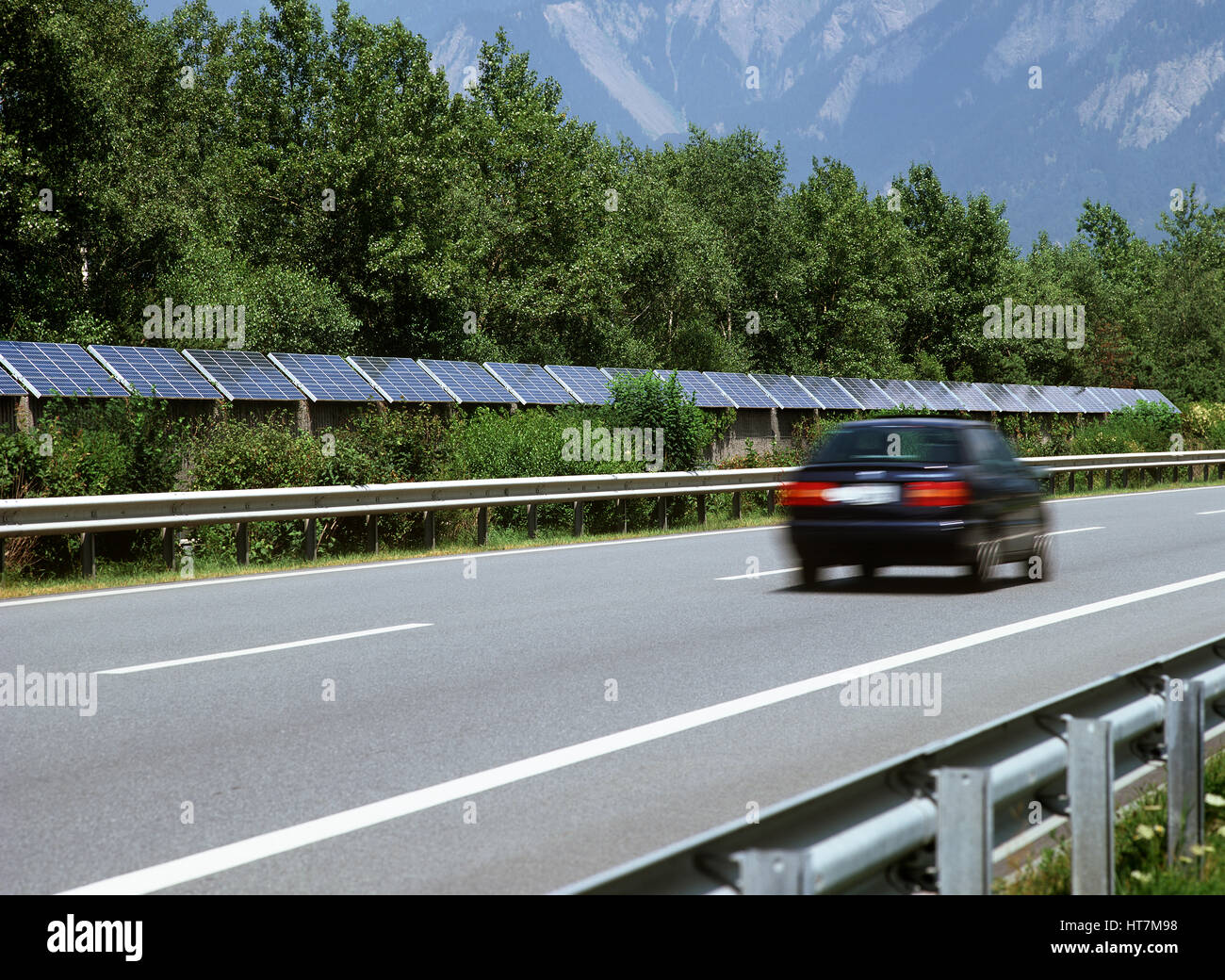 Generazione di elettricità celle fotovoltaiche a fianco del N13 autostrada vicino a Coira, Svizzera. Foto Stock