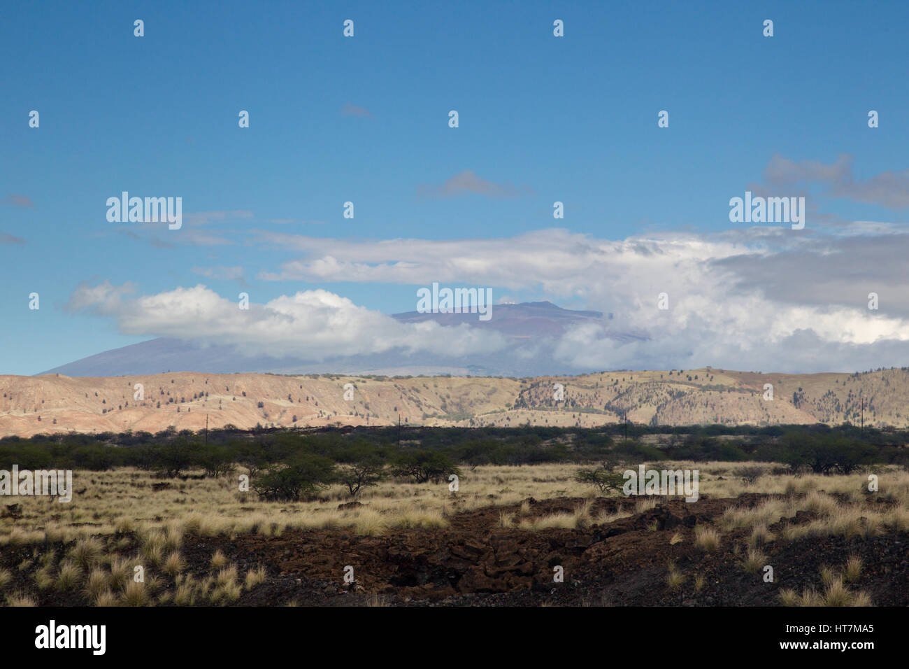 Nuvole sopra il vertice del Mauna Kea sulla Big Island, Hawaii, Stati Uniti d'America. Foto Stock