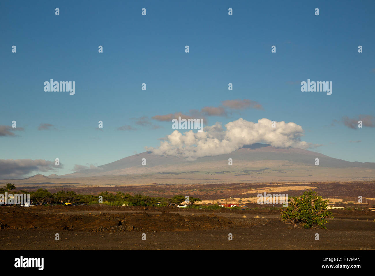 Nuvole sopra il vertice del Mauna Kea sulla Big Island, Hawaii, Stati Uniti d'America. Foto Stock