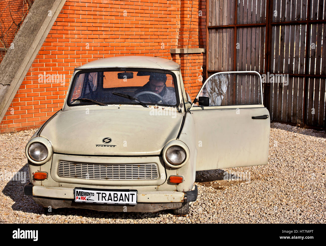 Una Trabant, il leggendario Oriente vettura tedesca, un 'symbol' dell'era comunista nel Memento Park, un museo a cielo aperto di circa 10 km SW di Budapest, Ungheria Foto Stock