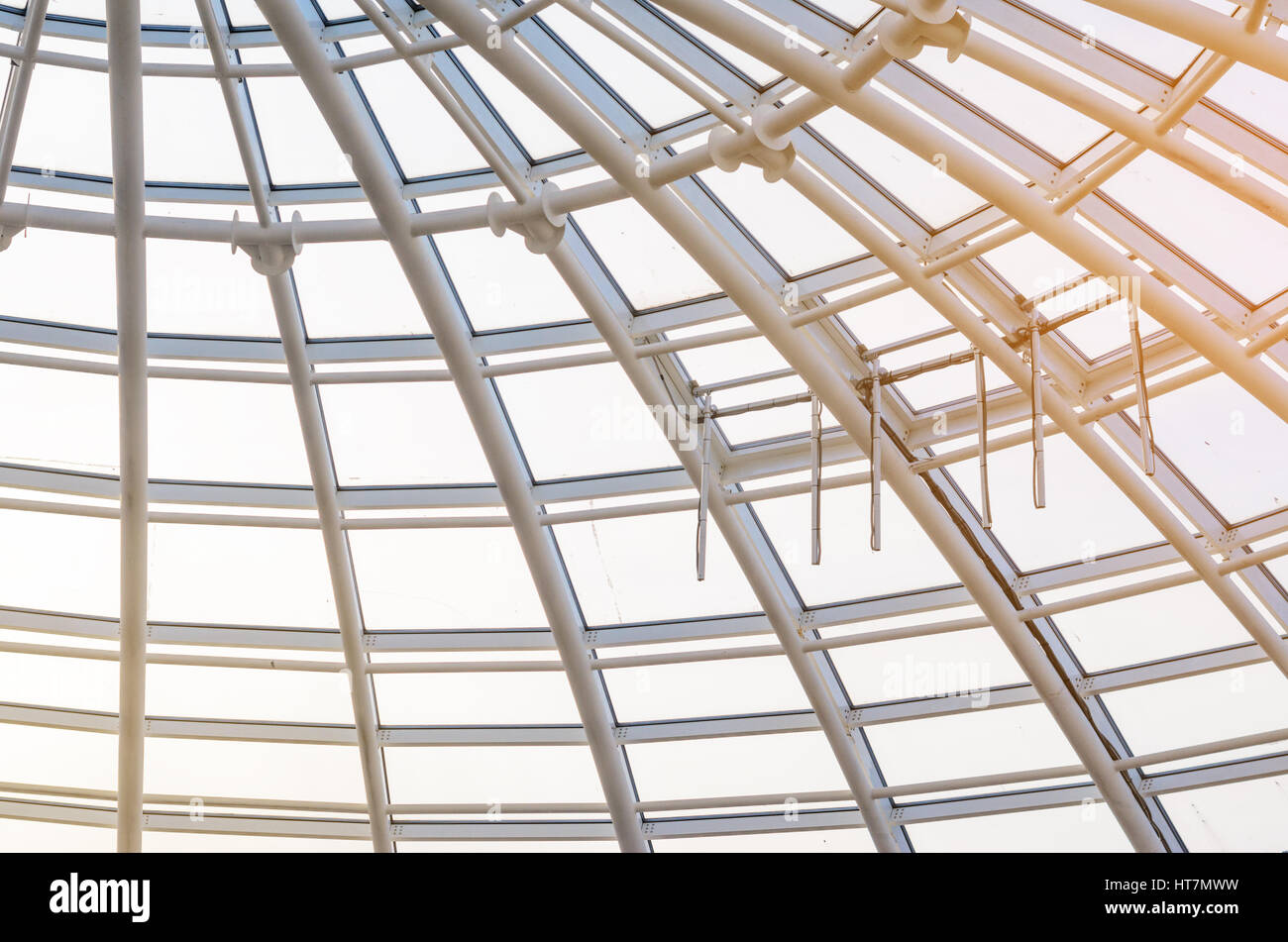 Windows automatico per la rimozione del fumo nella cupola di vetro del moderno edificio. Sistemi di ingegneria nel settore delle costruzioni. Foto Stock