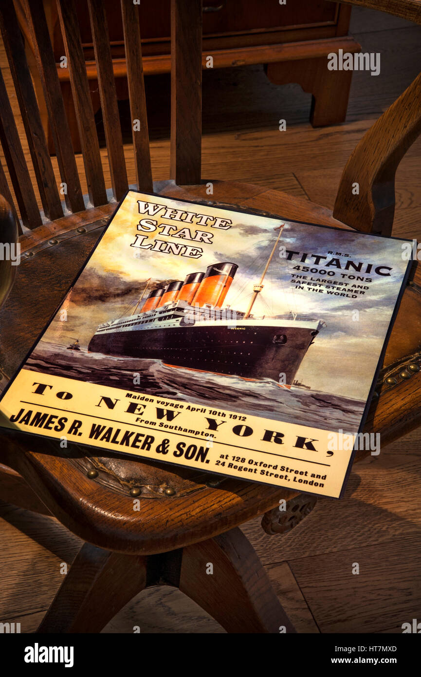 Vintage 'Titanic' poster sinistra sul legno vecchio bosun's chair, promuovendo il fatidico tragico viaggio inaugurale a New York da Southampton 10 Aprile 1912 Foto Stock