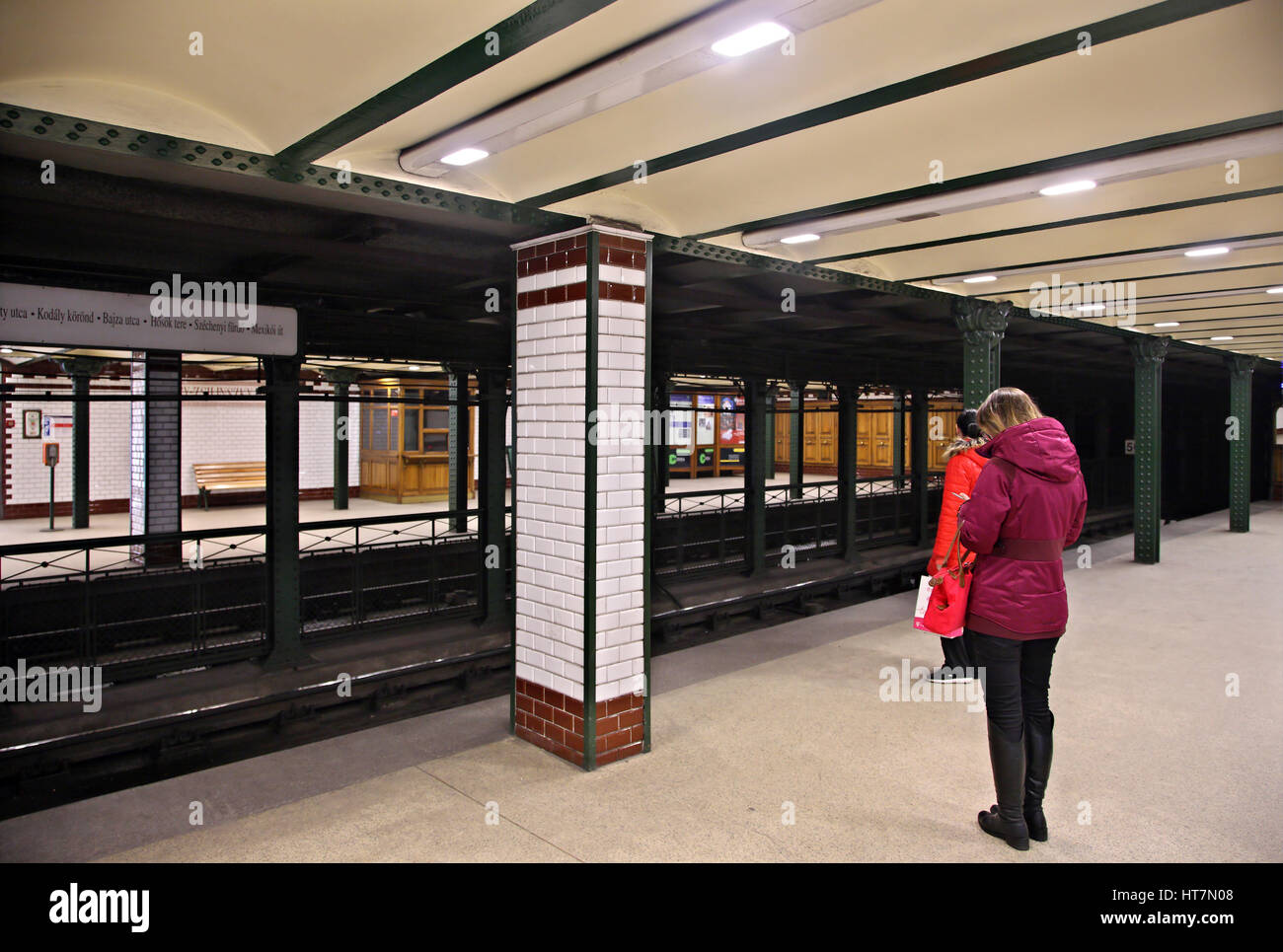 Stazione del millenium ferrovia sotterranea", il più antico della metropolitana (dal 1896 -oggi "Linea 1") dell'Europa continentale, Budapest, Ungheria. Foto Stock