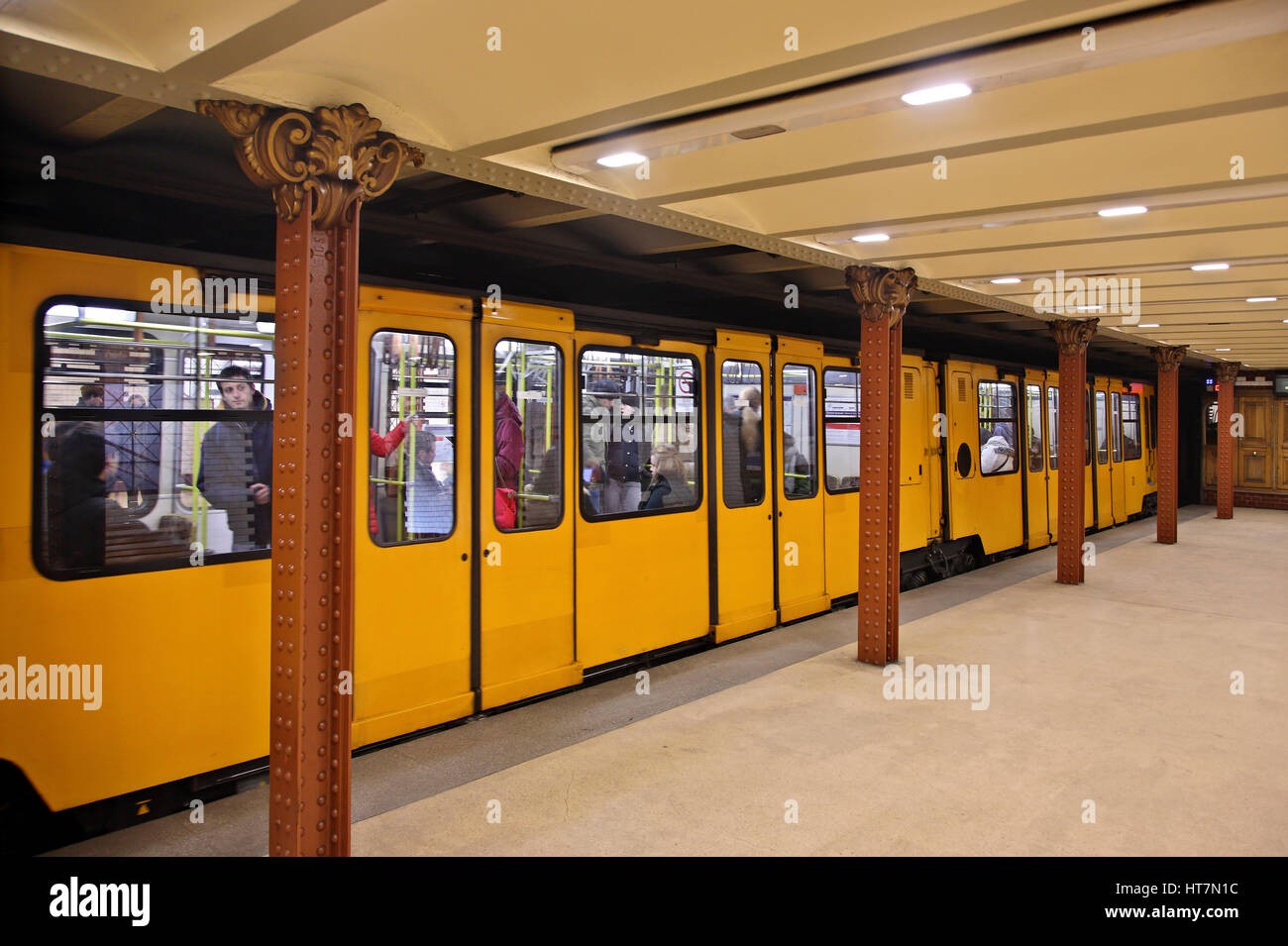 Stazione del millenium ferrovia sotterranea", il più antico della metropolitana (dal 1896 -oggi "Linea 1") dell'Europa continentale, Budapest, Ungheria. Foto Stock