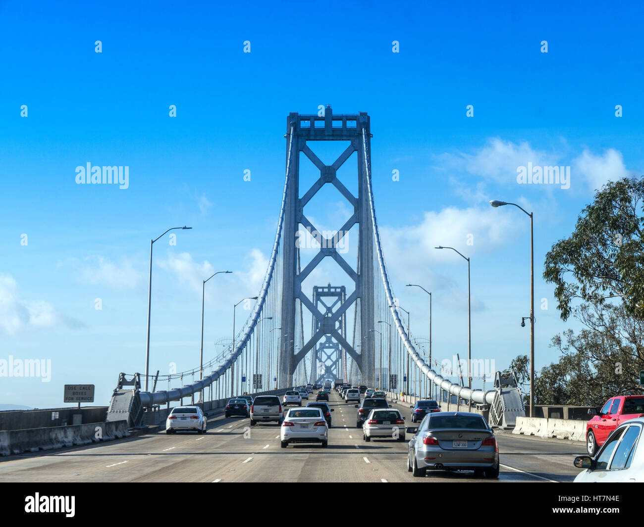 Il traffico che attraversa il Bay Bridge mattina pendolari auto la guida di attraversare il Bay Bridge per inserire la città di San Francisco California USA Foto Stock