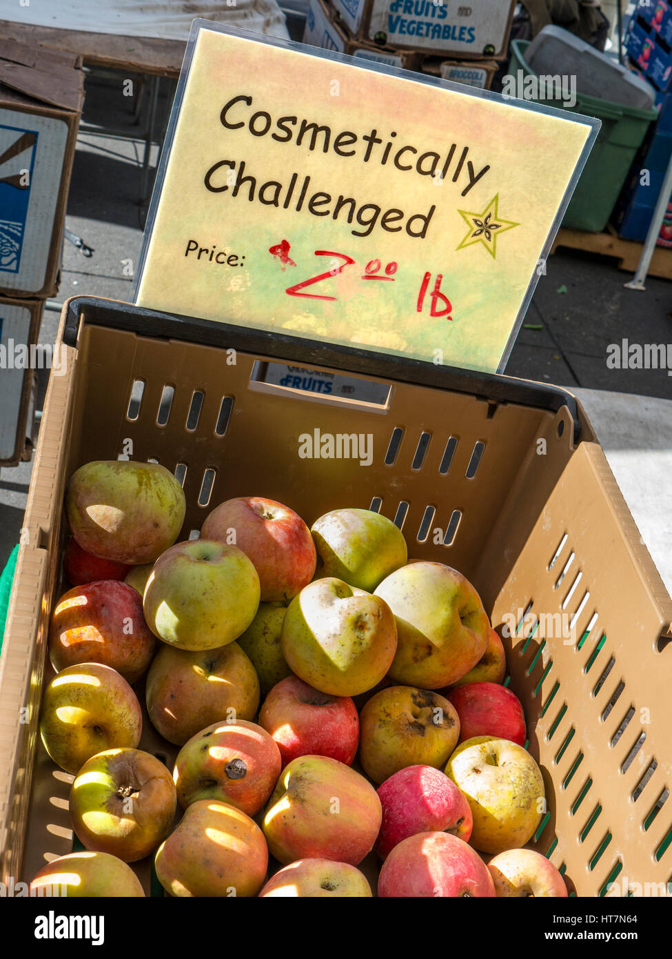 Cosmeticamente sfidato le mele in vendita al Mercato degli Agricoltori Embarcadero San Francisco California USA Foto Stock