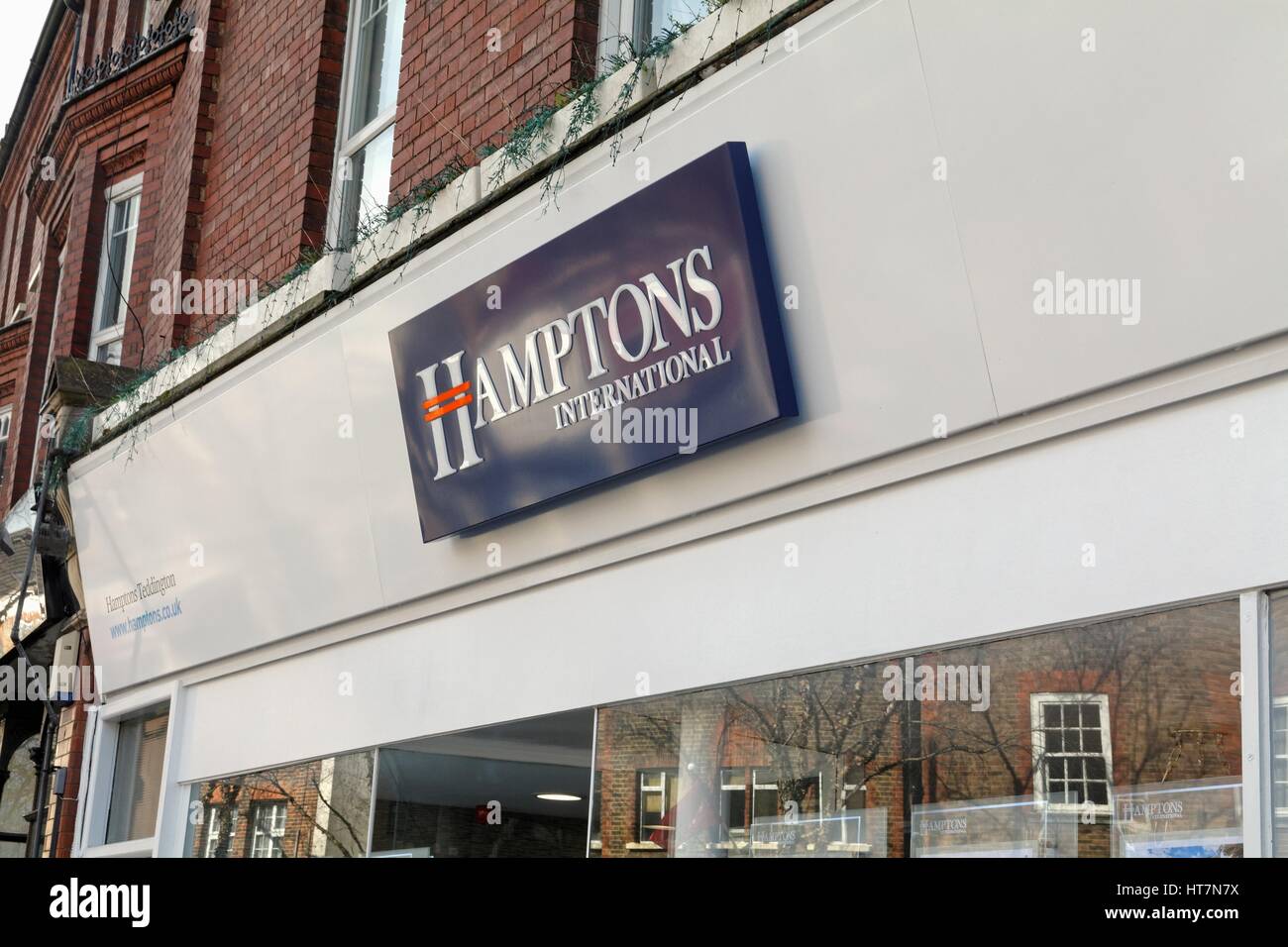 Esterno di Hamptons International agenti immobiliari a Teddington west London REGNO UNITO Foto Stock