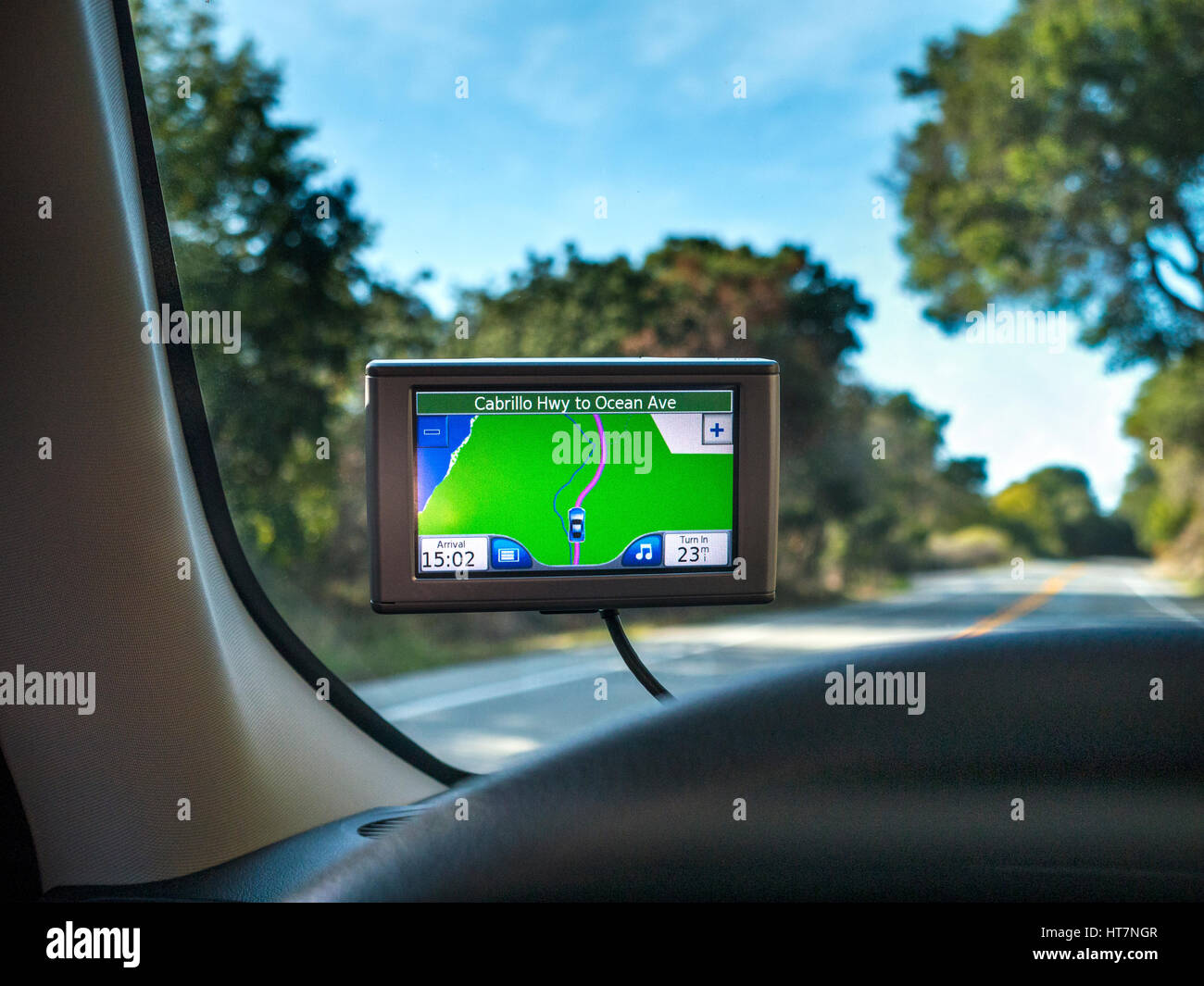 In auto la navigazione via satellite schermata di visualizzazione percorso Cabrillo Autostrada per Ocean Avenue Pacific Grove California USA Foto Stock