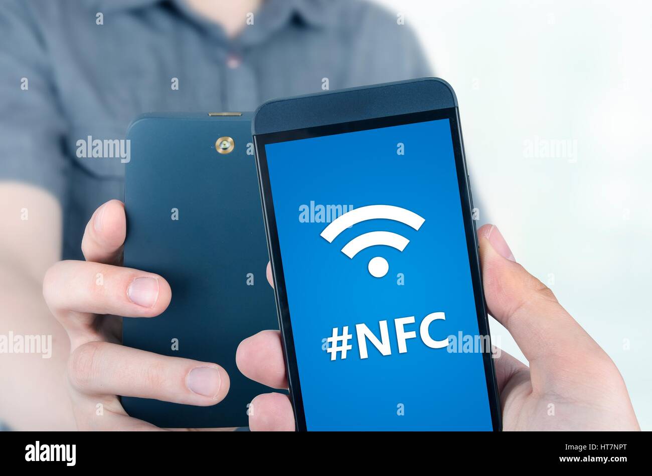 Mano azienda smartphone con la tecnologia NFC - Near Field Communication al metodo di trasferimento di dati Foto Stock