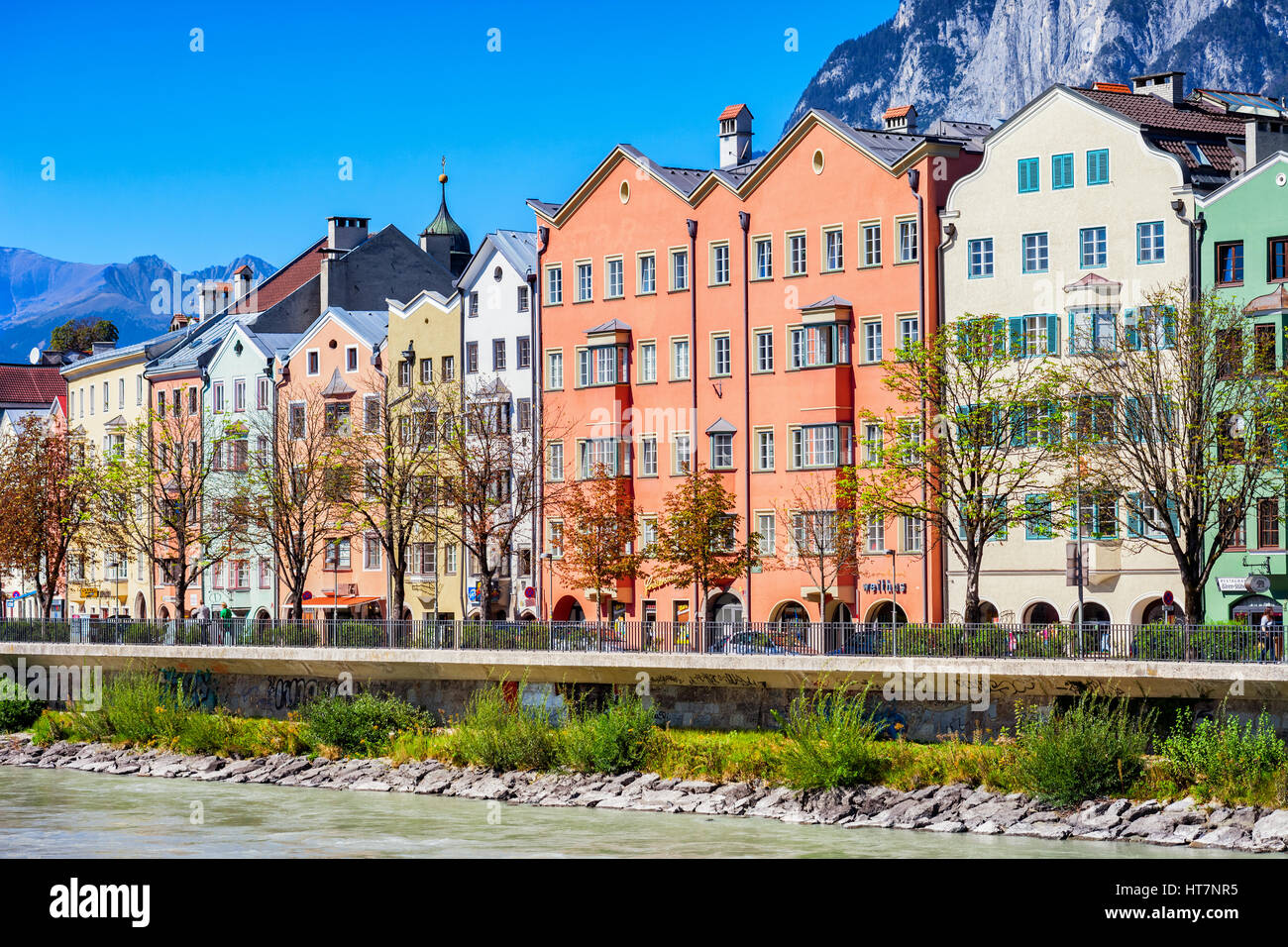 Colorate facciate di case da parte del fiume Inn nell'affascinante città di Innsbruck in Tirolo, Austria Foto Stock