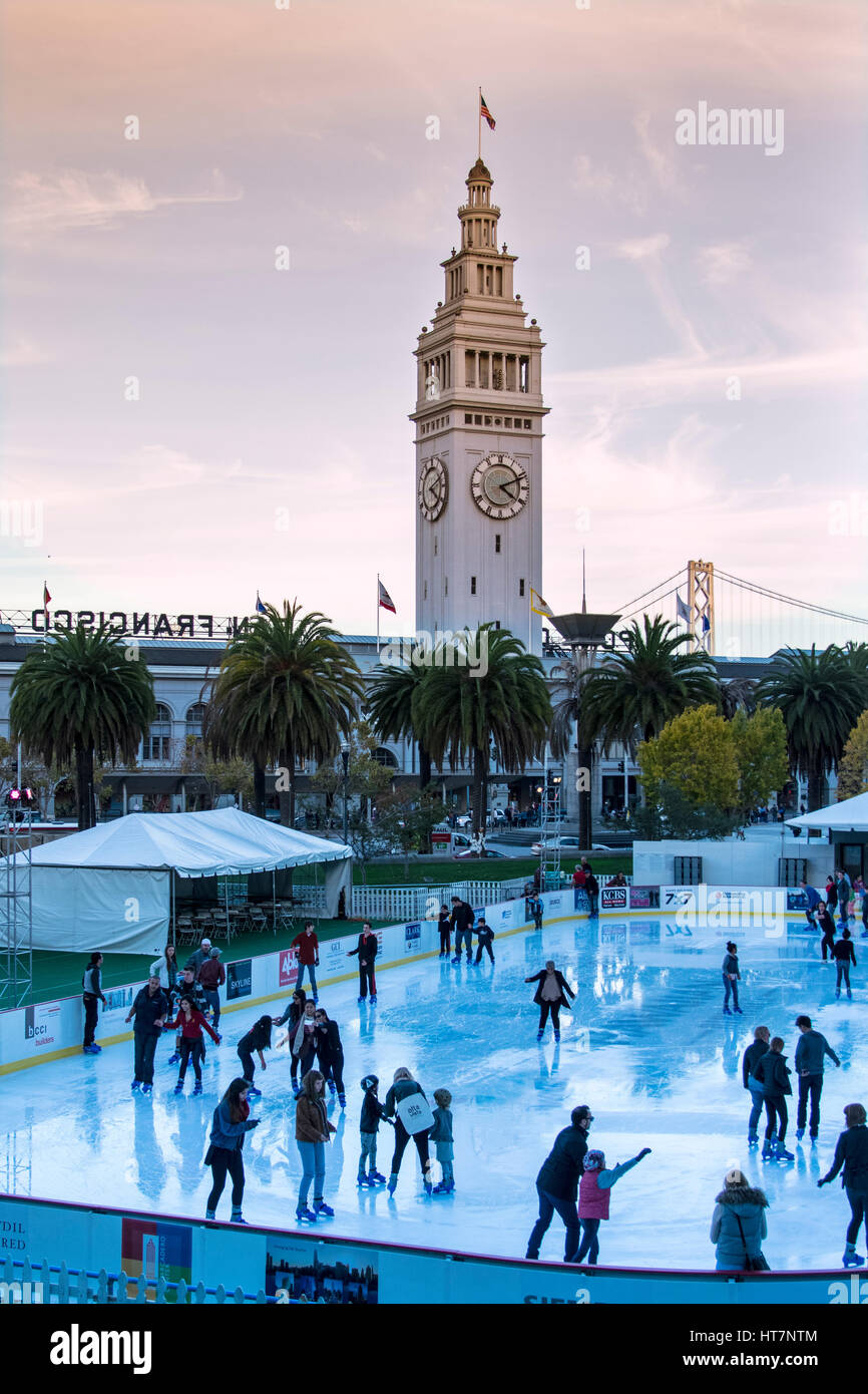 Pista di pattinaggio su ghiaccio al tramonto su Embarcadero durante il ringraziamento e le feste di Natale al Ferry Building San Francisco California USA Foto Stock
