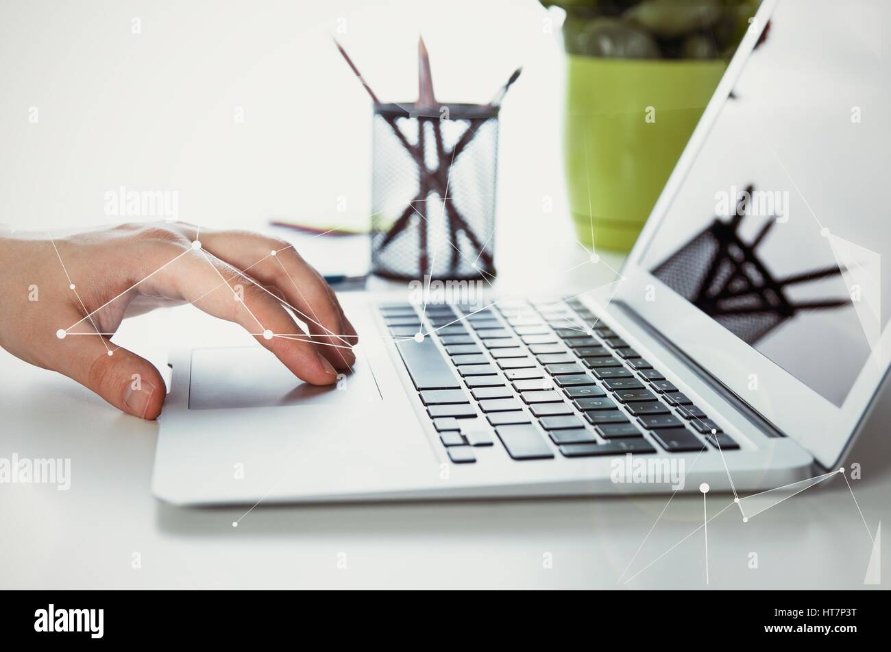 Uomo al lavoro con i moderni laptop in ufficio. Le mani la digitazione sulla tastiera Foto Stock
