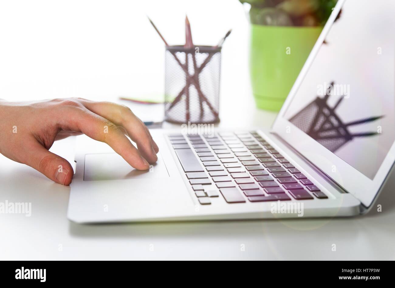 Uomo al lavoro con i moderni laptop in ufficio. Le mani la digitazione sulla tastiera Foto Stock