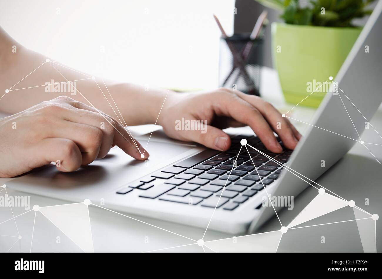 Uomo al lavoro con i moderni laptop in ufficio. Le mani la digitazione sulla tastiera Foto Stock