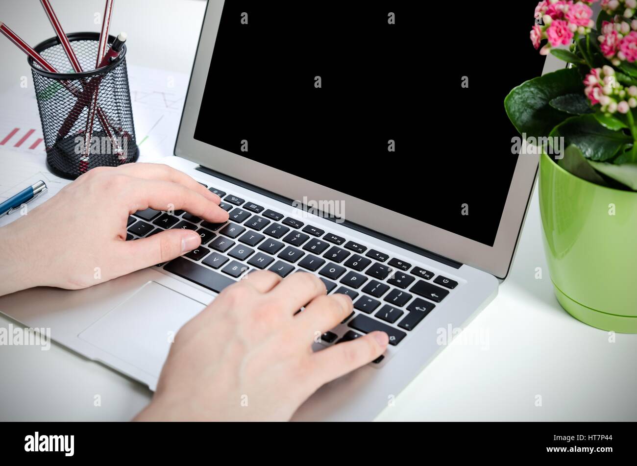 Uomo al lavoro con i moderni laptop in ufficio. Le mani la digitazione sulla tastiera Foto Stock