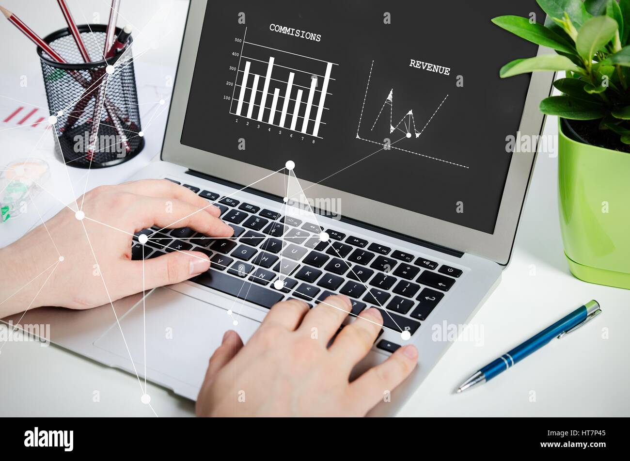 Uomo al lavoro con i moderni laptop in ufficio. Le mani la digitazione sulla tastiera Foto Stock
