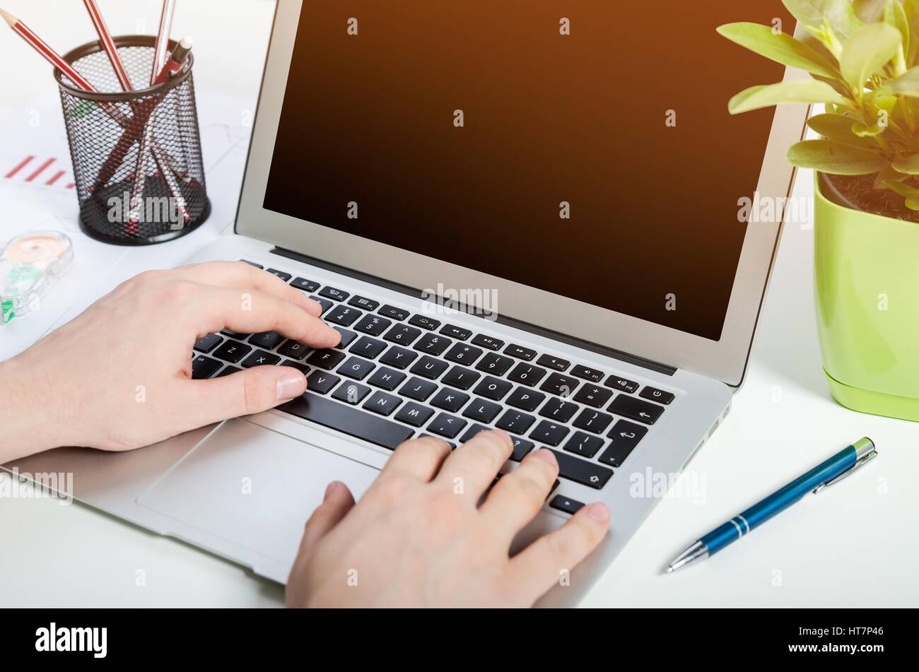 Uomo al lavoro con i moderni laptop in ufficio. Le mani la digitazione sulla tastiera Foto Stock