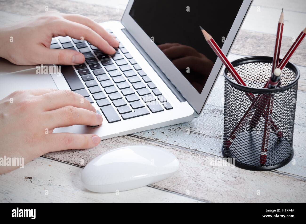 Uomo al lavoro con i moderni laptop in ufficio. Le mani la digitazione sulla tastiera Foto Stock
