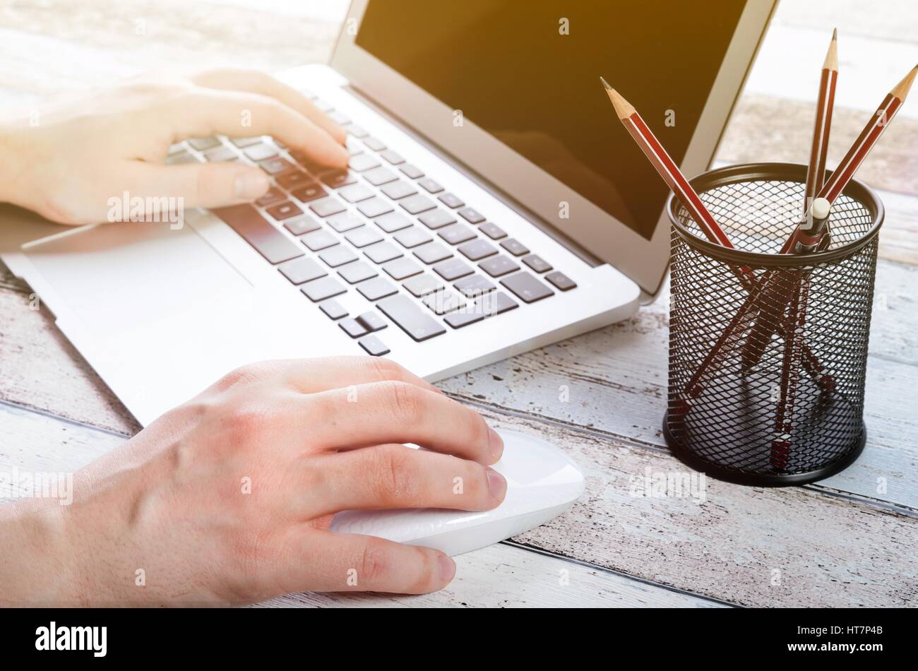 Uomo al lavoro con i moderni laptop in ufficio. Le mani la digitazione sulla tastiera Foto Stock