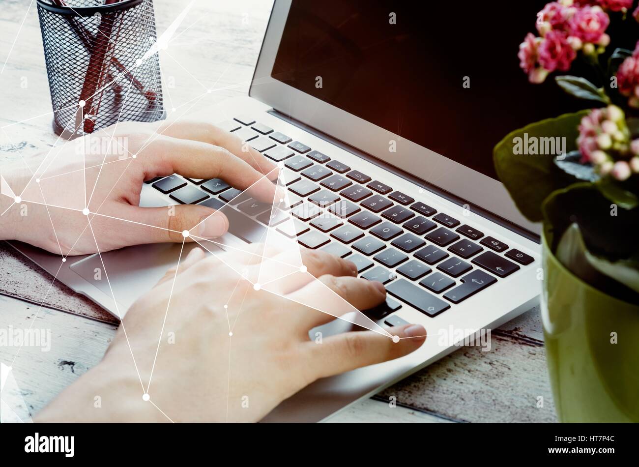 Uomo al lavoro con i moderni laptop in ufficio. Le mani la digitazione sulla tastiera Foto Stock
