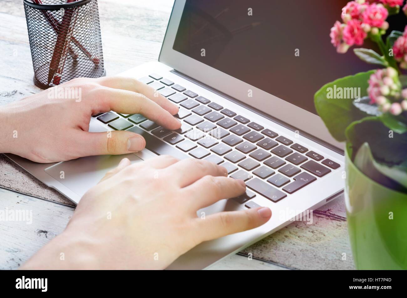 Uomo al lavoro con i moderni laptop in ufficio. Le mani la digitazione sulla tastiera Foto Stock