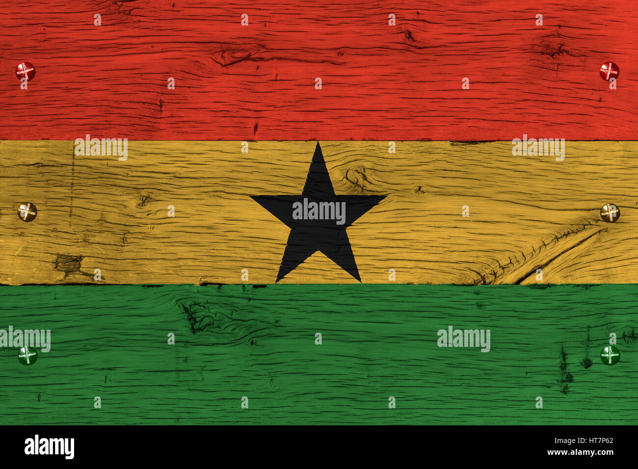 In Ghana, Ghanese bandiera nazionale dipinta sul vecchio legno di quercia. La pittura è colorato su tavole di vagone ferroviario. Fissaggio tramite viti o bulloni. Foto Stock
