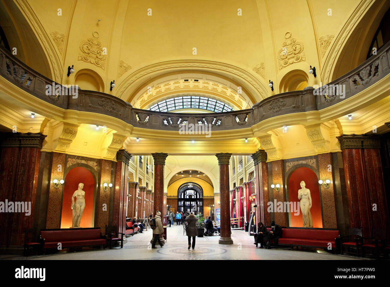 Nella reception hall del famoso Gellért bagni termali, parte dell'hotel Gellért, Buda, Budapest, Ungheria Foto Stock