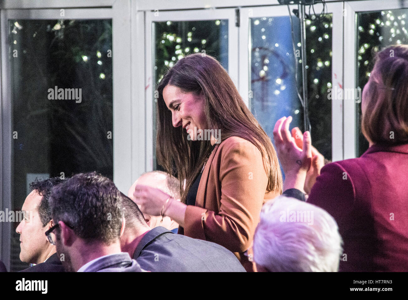 Gibilterra - 7 marzo - Il momento Joelle Moreno ha ricevuto il suo Senior singoli sport Award dal ministro in Capo Fabian Picardo. GBC Sports Awards 2016, tenutosi a Brunos a Ocean Village e broadcast live portato circa di lacrime e di gioia. Il vincitore per il singolo Senior è stata Joelle Moreno che ha primeggiato in tre sport pallacanestro, netball e calcio. Tutti che ha giocato per la squadra nazionale. Credito: Stephen Ignacio/Alamy Live News Foto Stock