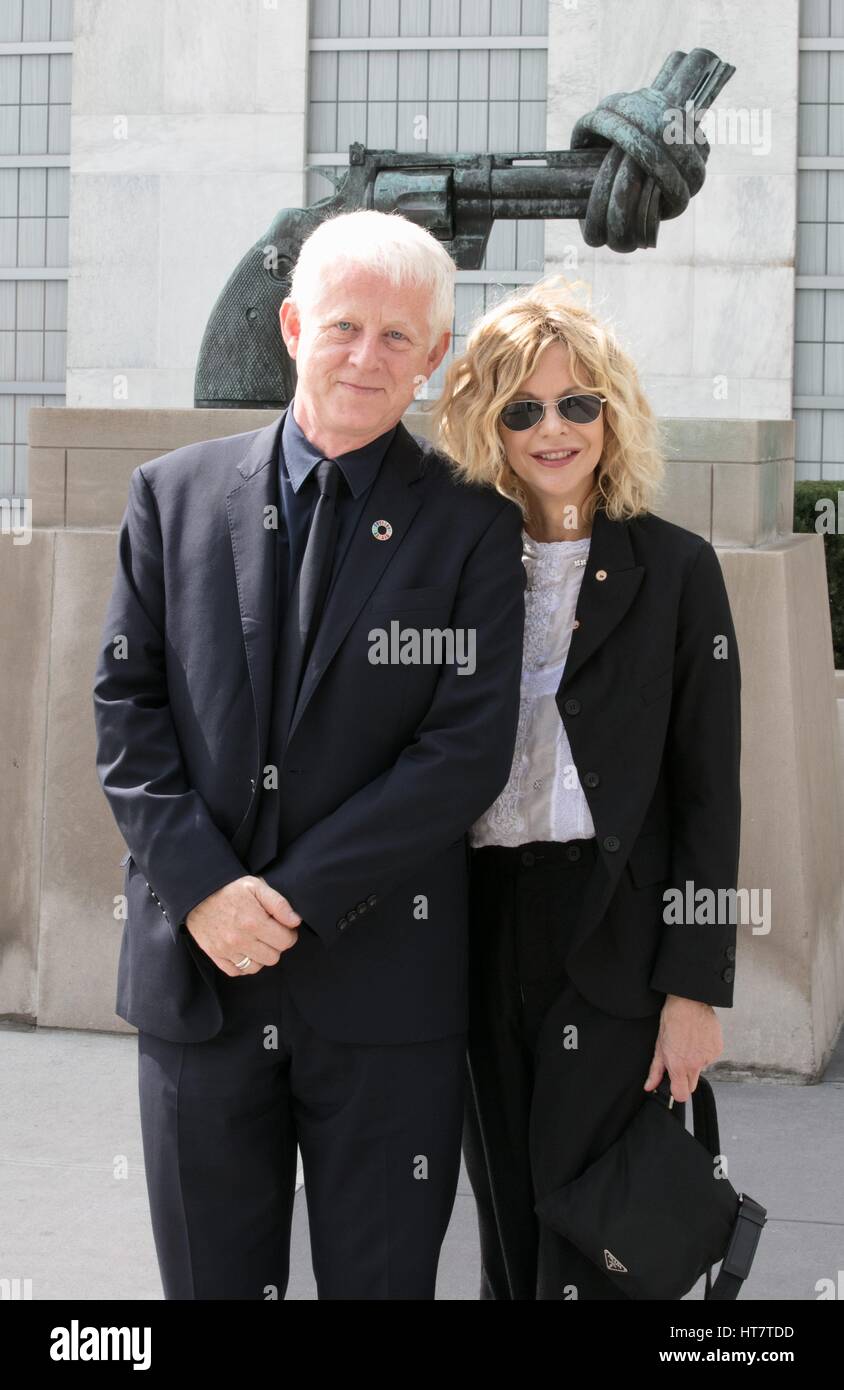 Nazioni Unite, New York, Stati Uniti d'America, 20 settembre 2016 - Richard Curtis (sinistra), regista e fondatore del progetto tutti e attrice e produttore Meg Ryan durante l Assemblea Generale 71th sessione hanno partecipato a una speciale riunione SDGs a SDG Zona Media in occasione del primo anniversario dell'adozione dell'Agenda 2030 e gli obiettivi di uno sviluppo sostenibile (SDGs) oggi presso la sede delle Nazioni Unite a New York. Foto: Luiz Rampelotto/EuropaNewswire | Utilizzo di tutto il mondo Foto Stock