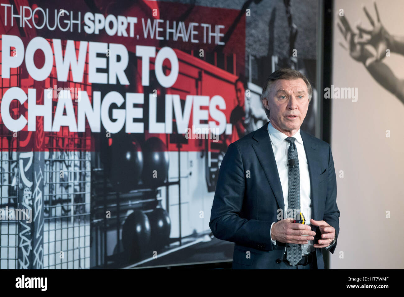 Herzogenaurach, Germania. 08 Mar, 2017. Robin Stalker, il CFO in uscita per Adidas, in occasione di una conferenza stampa alla quale la società ha rilasciato la sua relazione finanziaria per il 2016 in Herzogenaurach, Germania, 08 marzo 2017. Foto: Daniel Karmann/dpa/Alamy Live News Foto Stock