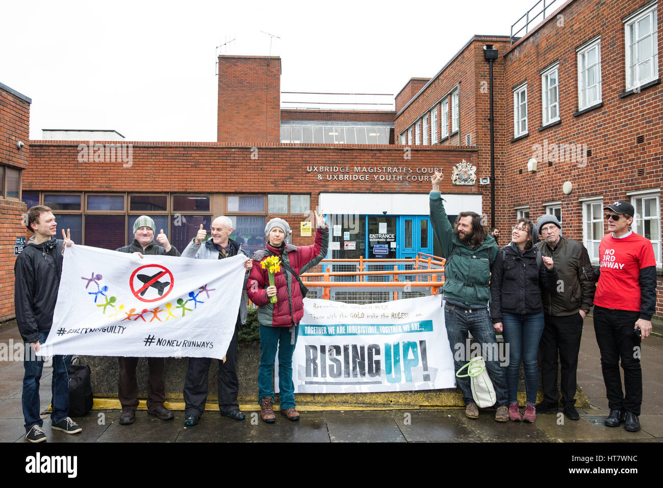 Uxbridge, Regno Unito. 8 Mar, 2017. Da attivisti e sostenitori di risalita stand al di fuori di Uxbridge Magistrates Court in solidarietà con i manifestanti per partecipare ad una udienza in tribunale dopo essere stato caricato con il blocco di un tunnel stradale di accesso all'aeroporto di Heathrow il 21 febbraio. Credito: Mark Kerrison/Alamy Live News Foto Stock