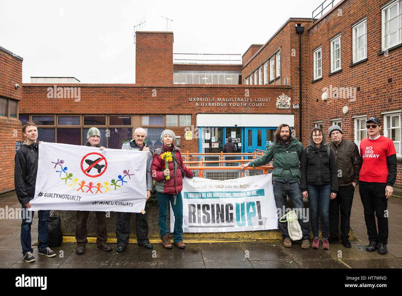 Uxbridge, Regno Unito. 8 Mar, 2017. Da attivisti e sostenitori di risalita stand al di fuori di Uxbridge Magistrates Court in solidarietà con i manifestanti per partecipare ad una udienza in tribunale dopo essere stato caricato con il blocco di un tunnel stradale di accesso all'aeroporto di Heathrow il 21 febbraio. Credito: Mark Kerrison/Alamy Live News Foto Stock