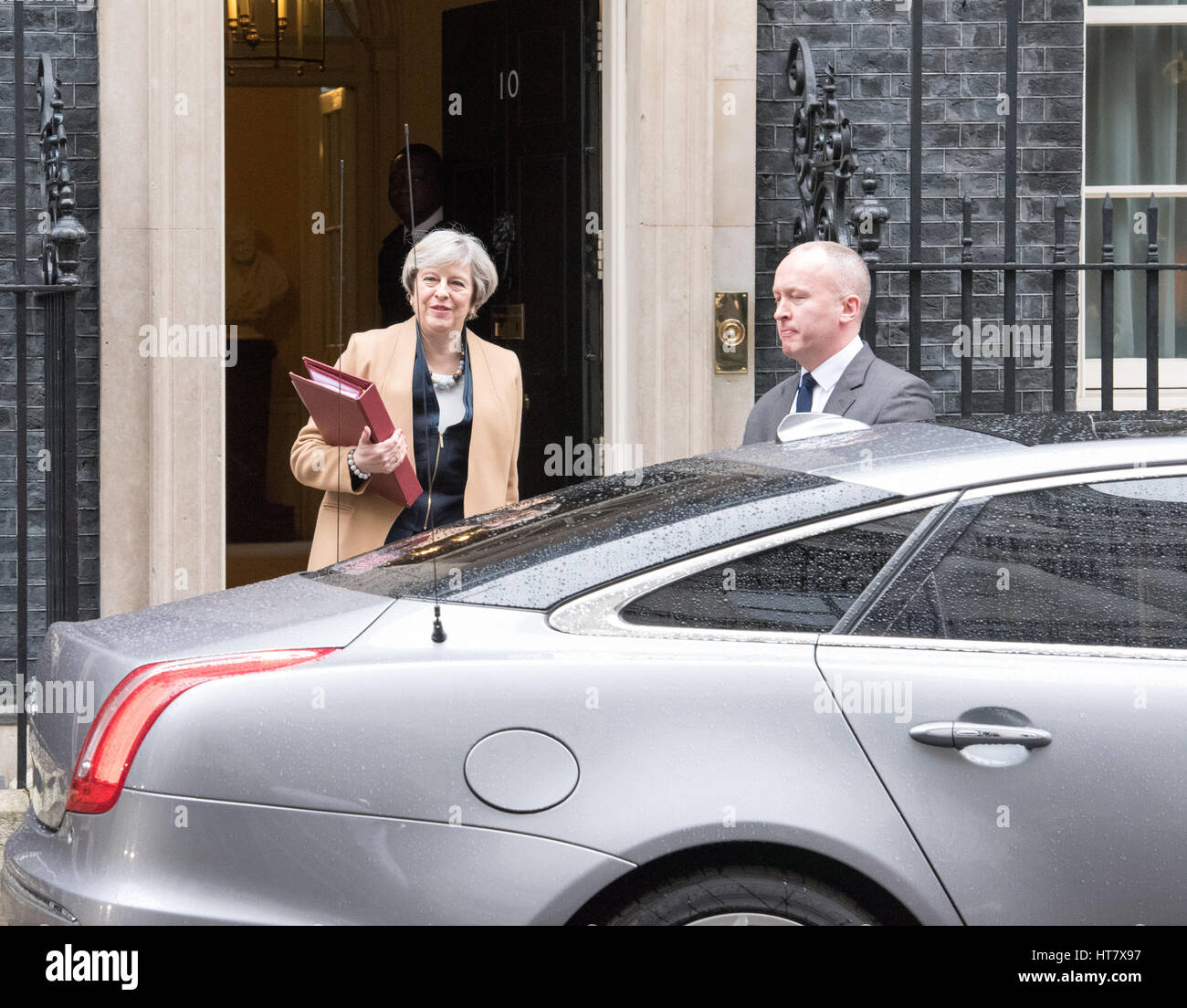 Londra, Regno Unito. 8 Mar, 2017. Il Primo Ministro lascia 10 Downing Street davanti del bilancio Credito: Ian Davidson/Alamy Live News Foto Stock