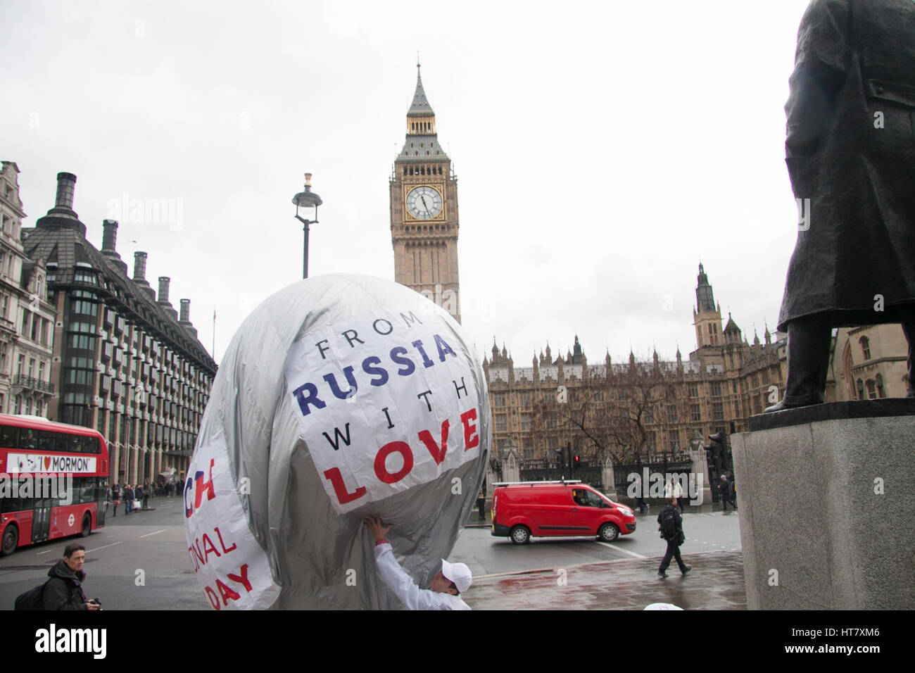 Londra, Regno Unito. 8 Mar, 2017. Un gruppo di uomini il gonfiaggio di un palloncino con la scritta 'Dalla Russia con amore di rendere il suo sorriso' canto dei fiori al di fuori del Parlamento a celebate la Giornata internazionale della donna Credito: amer ghazzal/Alamy Live News Foto Stock