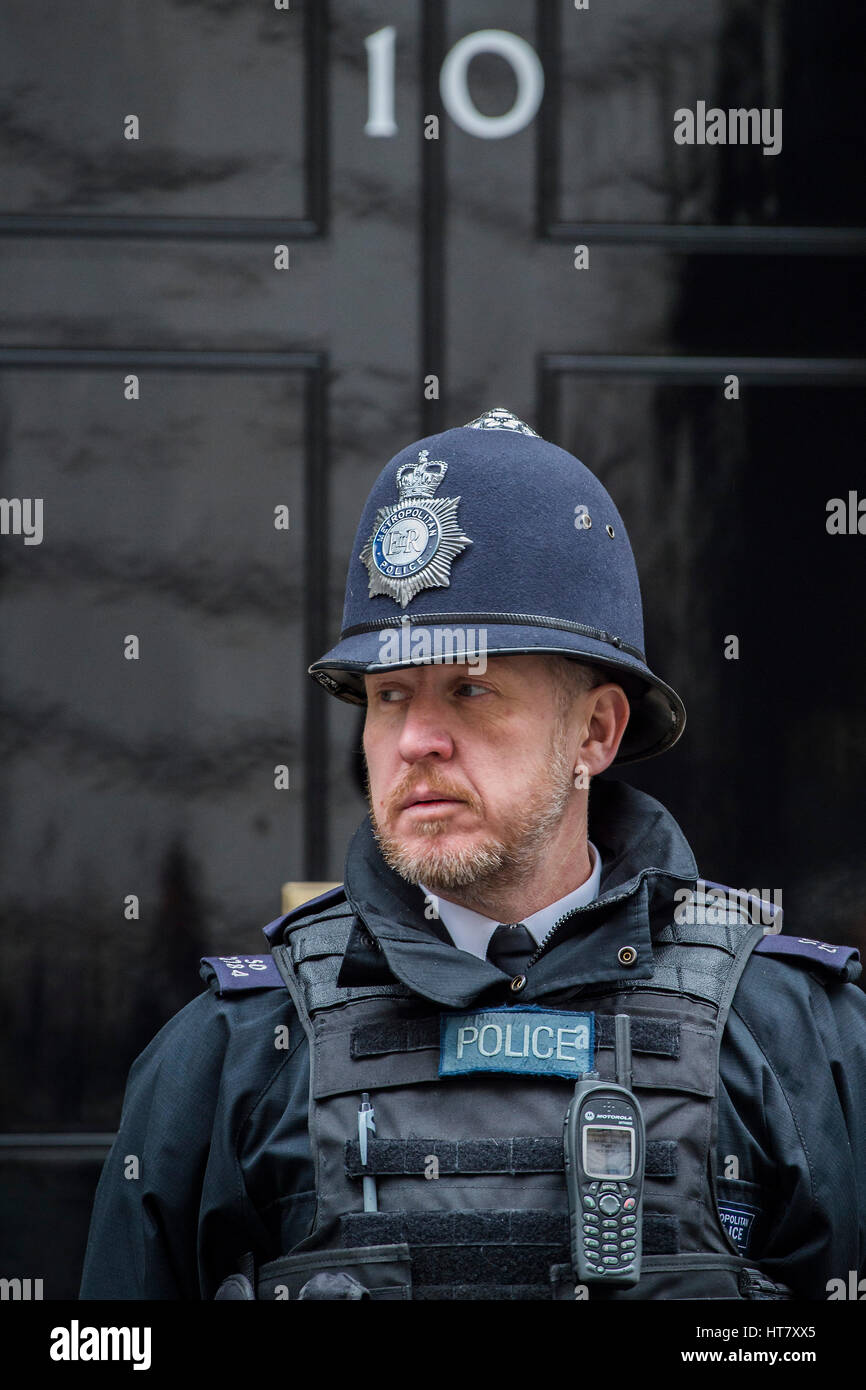 Londra, Regno Unito. 8 marzo 2017. La porta al numero 10 di Downing Street - giorno di bilancio a Westminster - Londra 08 Mar 2017. Credito: Guy Bell/Alamy Live News Foto Stock