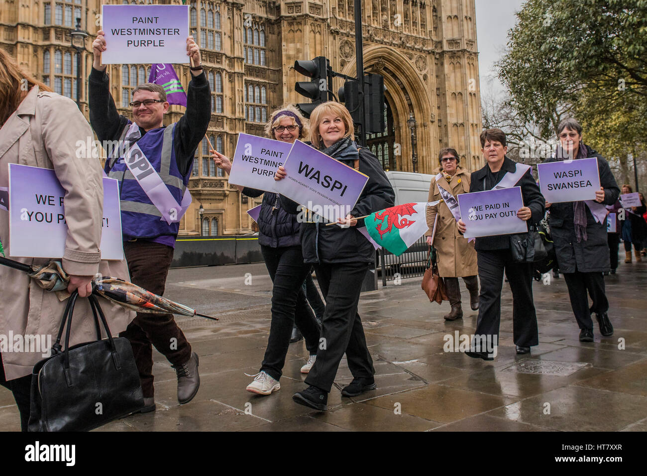Londra, Regno Unito. 8 marzo 2017. Donne contro la pensione statale di disuguaglianza (WASPI) raccogliere in Westminster per protestare contro "l' derubati delle loro pensioni - giornata di bilancio a Westminster - Londra 08 Mar 2017. Credito: Guy Bell/Alamy Live News Foto Stock