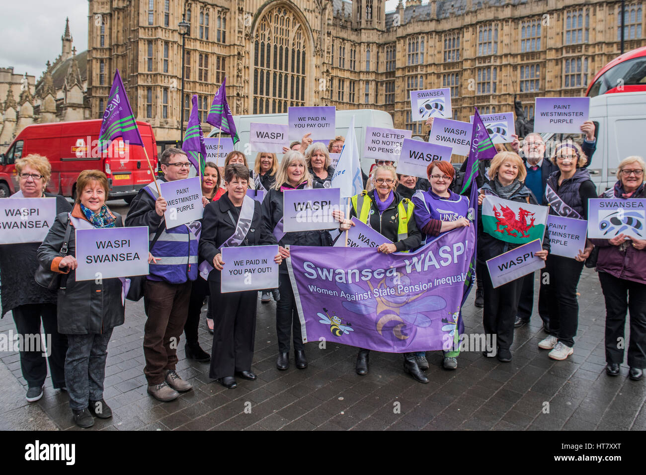 Londra, Regno Unito. 8 marzo 2017. Donne contro la pensione statale di disuguaglianza (WASPI) raccogliere in Westminster per protestare contro "l' derubati delle loro pensioni - giornata di bilancio a Westminster - Londra 08 Mar 2017. Credito: Guy Bell/Alamy Live News Foto Stock