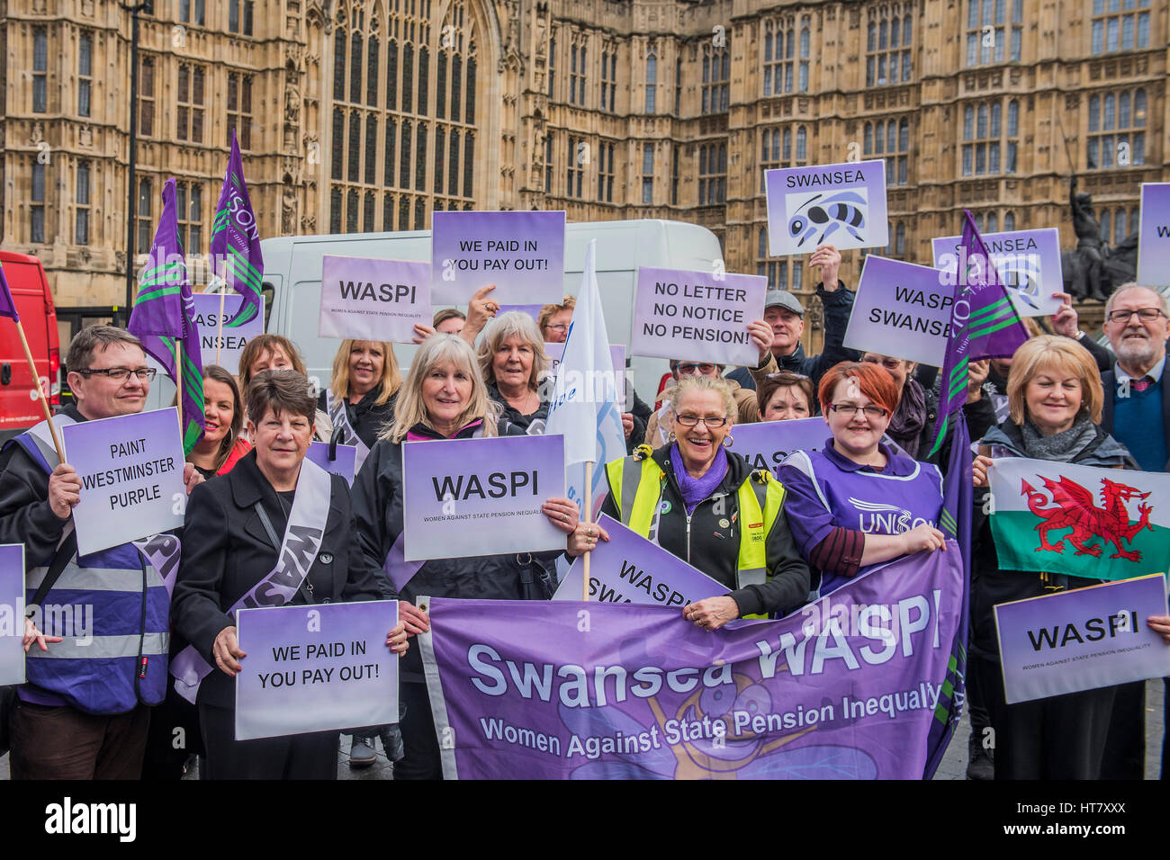 Londra, Regno Unito. 8 marzo 2017. Donne contro la pensione statale di disuguaglianza (WASPI) raccogliere in Westminster per protestare contro "l' derubati delle loro pensioni - giornata di bilancio a Westminster - Londra 08 Mar 2017. Credito: Guy Bell/Alamy Live News Foto Stock