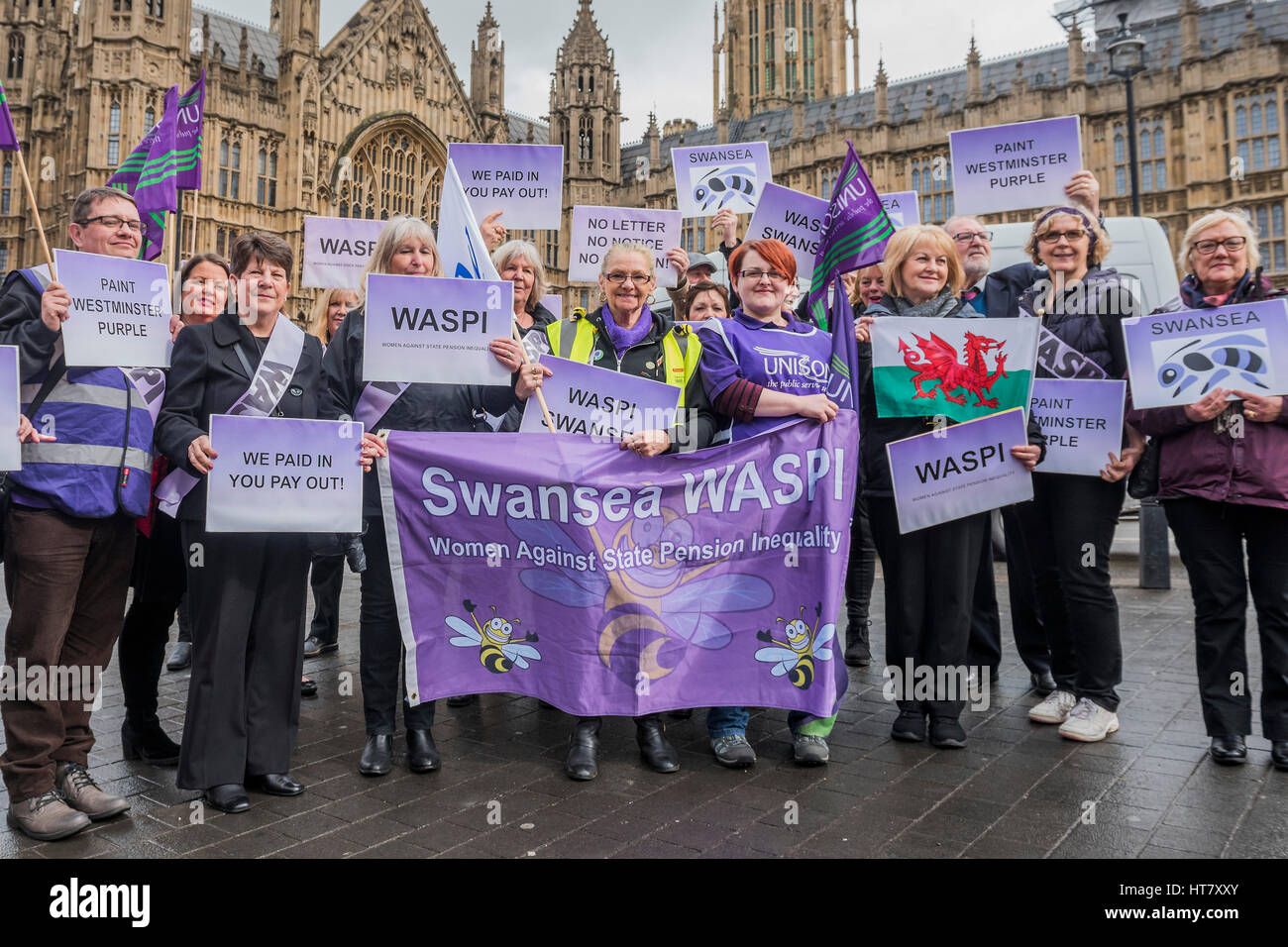 Londra, Regno Unito. 8 marzo 2017. Donne contro la pensione statale di disuguaglianza (WASPI) raccogliere in Westminster per protestare contro "l' derubati delle loro pensioni - giornata di bilancio a Westminster - Londra 08 Mar 2017. Credito: Guy Bell/Alamy Live News Foto Stock