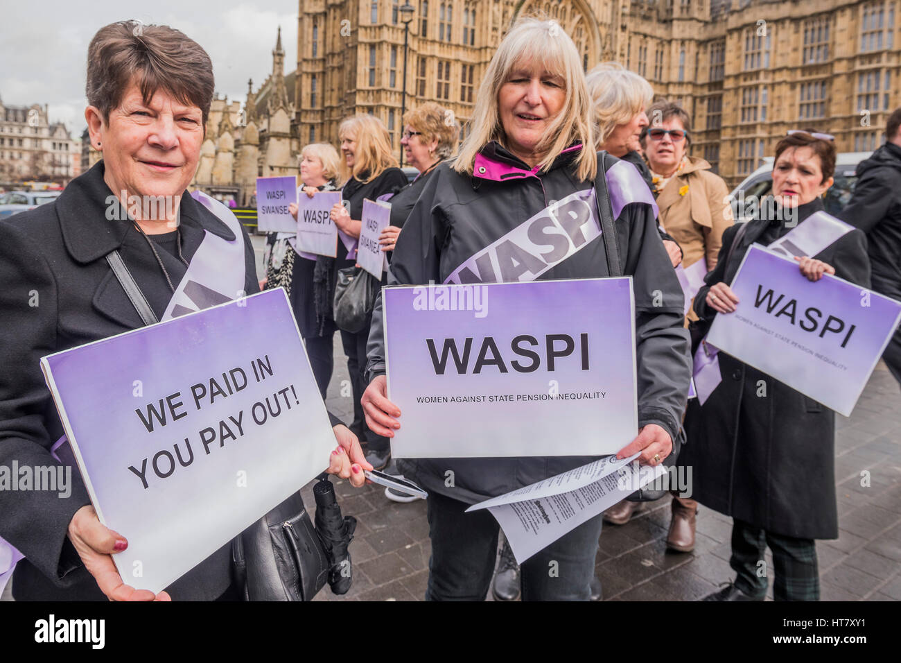 Londra, Regno Unito. 8 marzo 2017. Donne contro la pensione statale di disuguaglianza (WASPI) raccogliere in Westminster per protestare contro "l' derubati delle loro pensioni - giornata di bilancio a Westminster - Londra 08 Mar 2017. Credito: Guy Bell/Alamy Live News Foto Stock