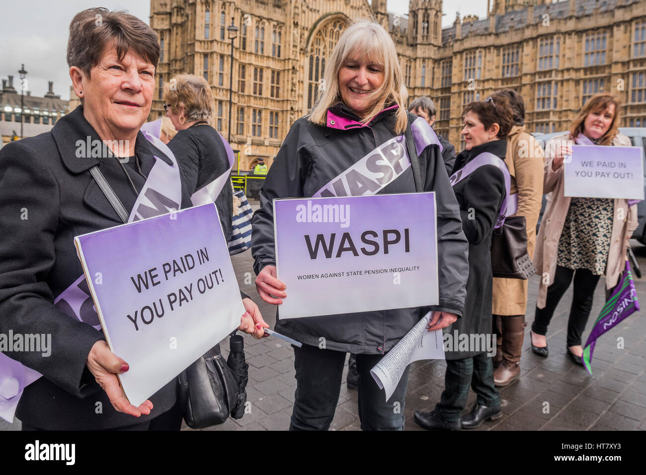 Londra, Regno Unito. 8 marzo 2017. Donne contro la pensione statale di disuguaglianza (WASPI) raccogliere in Westminster per protestare contro "l' derubati delle loro pensioni - giornata di bilancio a Westminster - Londra 08 Mar 2017. Credito: Guy Bell/Alamy Live News Foto Stock