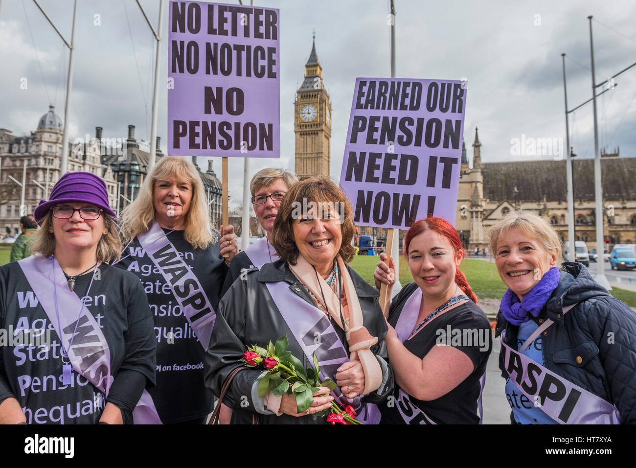 Londra, Regno Unito. 8 marzo 2017. Donne contro la pensione statale di disuguaglianza (WASPI) raccogliere in Westminster per protestare contro "l' derubati delle loro pensioni - giornata di bilancio a Westminster - Londra 08 Mar 2017. Credito: Guy Bell/Alamy Live News Foto Stock