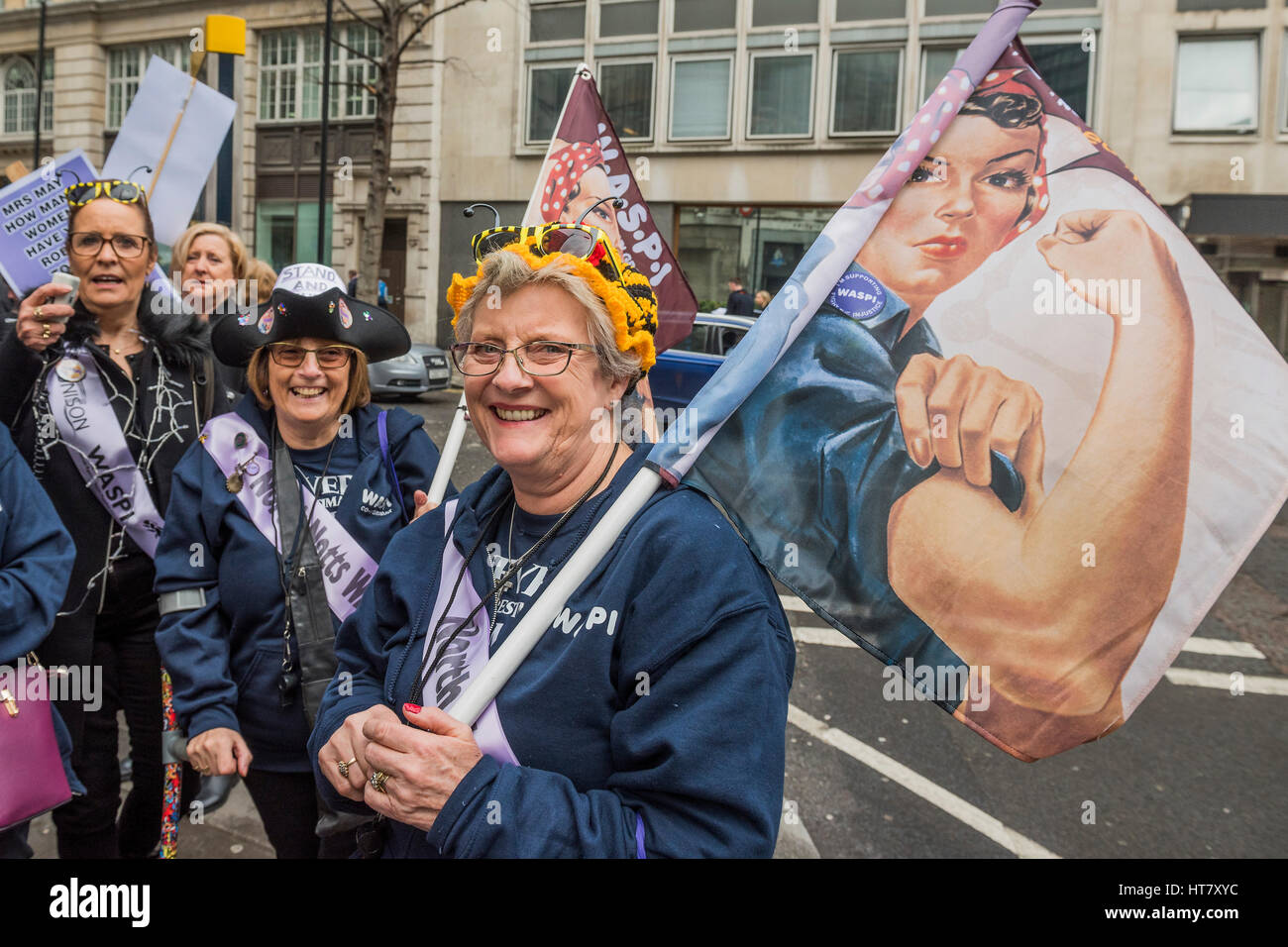 Londra, Regno Unito. 8 marzo 2017. Donne contro la pensione statale di disuguaglianza (WASPI) raccogliere in Westminster per protestare contro "l' derubati delle loro pensioni - giornata di bilancio a Westminster - Londra 08 Mar 2017. Credito: Guy Bell/Alamy Live News Foto Stock