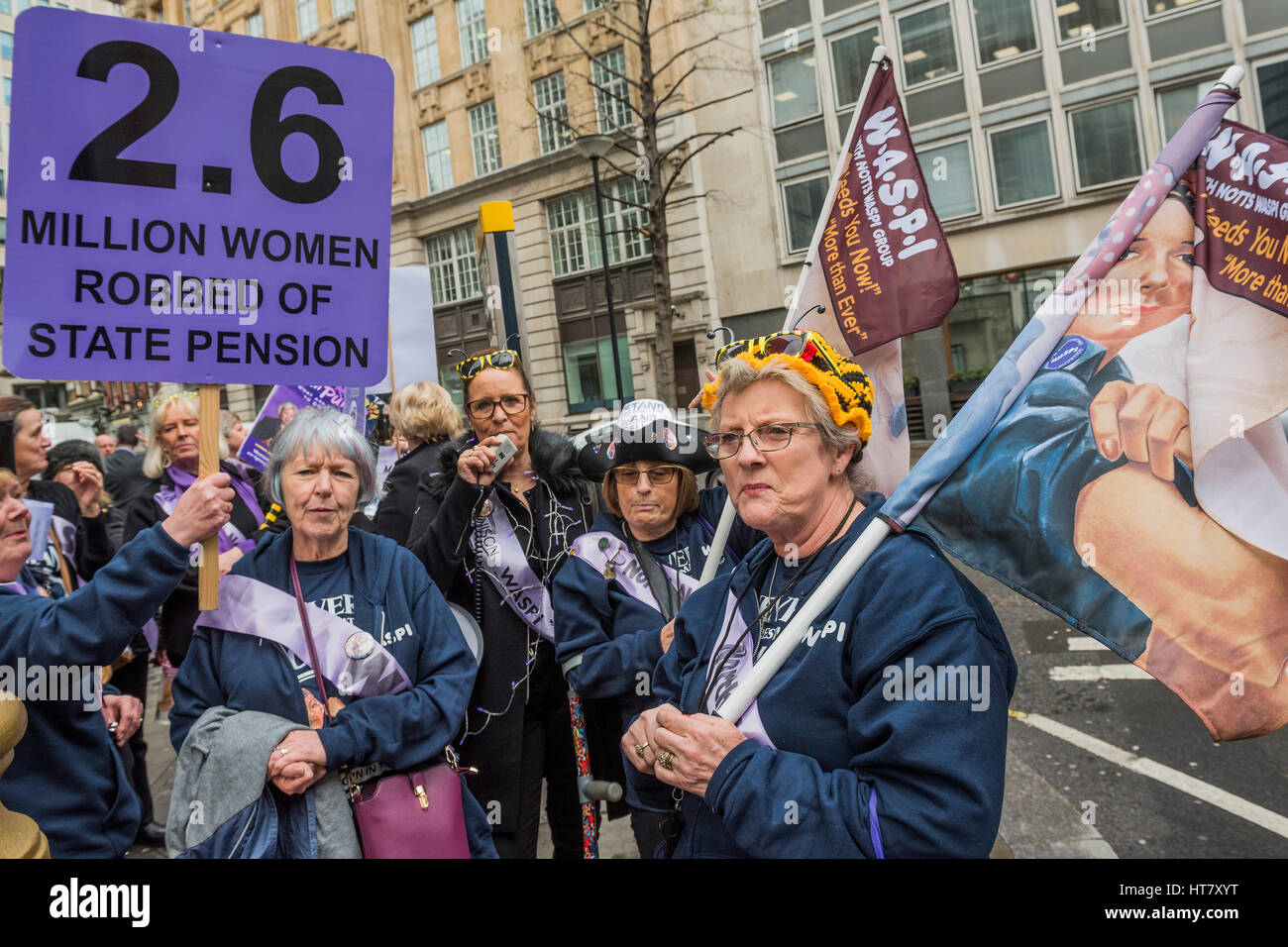 Londra, Regno Unito. 8 marzo 2017. Donne contro la pensione statale di disuguaglianza (WASPI) raccogliere in Westminster per protestare contro "l' derubati delle loro pensioni - giornata di bilancio a Westminster - Londra 08 Mar 2017. Credito: Guy Bell/Alamy Live News Foto Stock