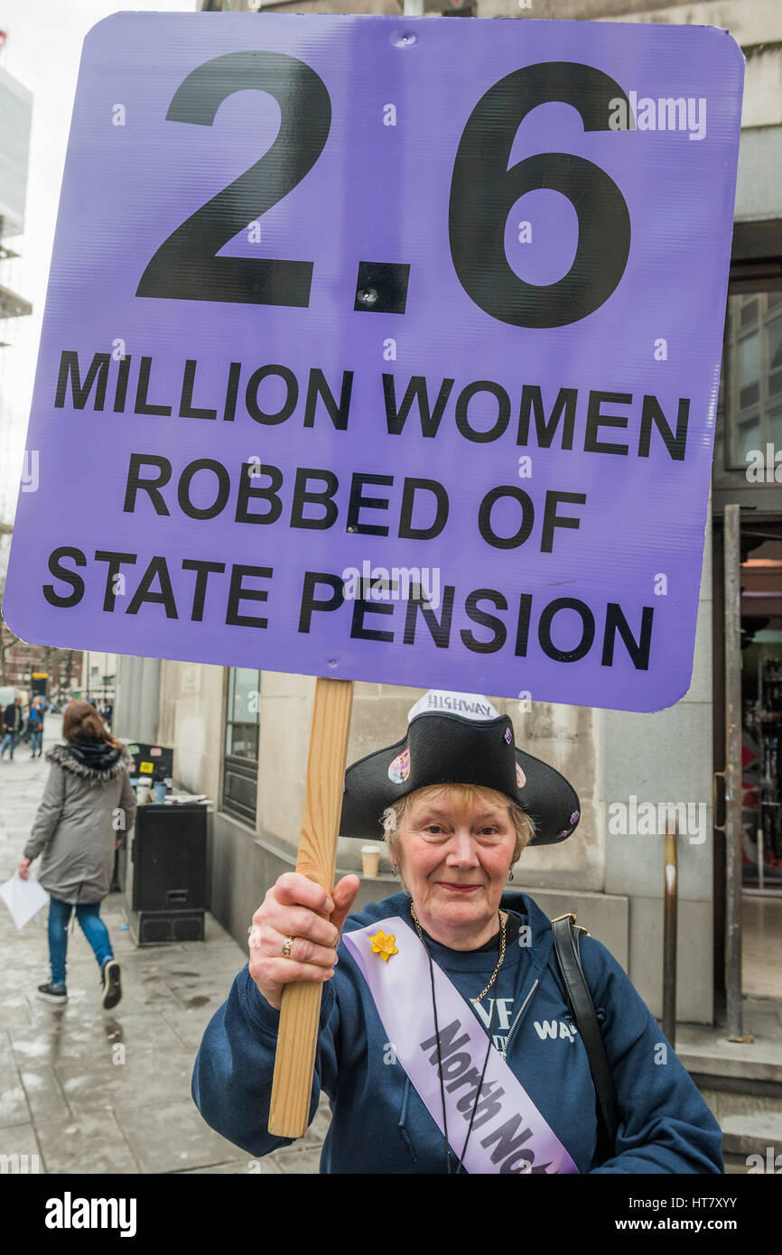 Londra, Regno Unito. 8 marzo 2017. Donne contro la pensione statale di disuguaglianza (WASPI) raccogliere in Westminster per protestare contro "l' derubati delle loro pensioni - giornata di bilancio a Westminster - Londra 08 Mar 2017. Credito: Guy Bell/Alamy Live News Foto Stock