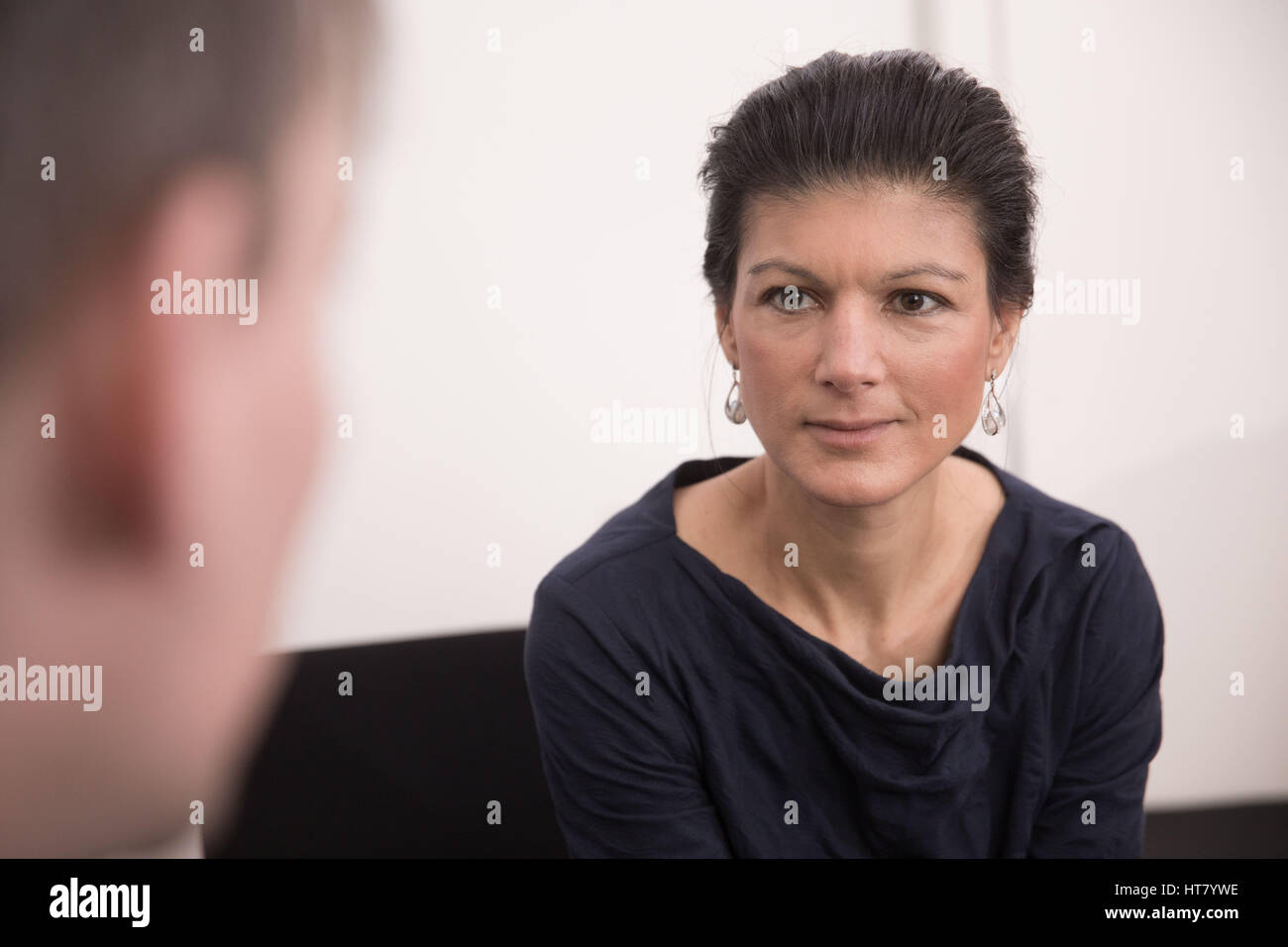 Berlino, Germania. 08 Mar, 2017. Il gruppo parlamentare il leader del partito di sinistra Sahra Wagenknecht nel suo ufficio a Berlino, Germania, 08 marzo 2017. Foto: Jörg Carstensen/dpa/Alamy Live News Foto Stock