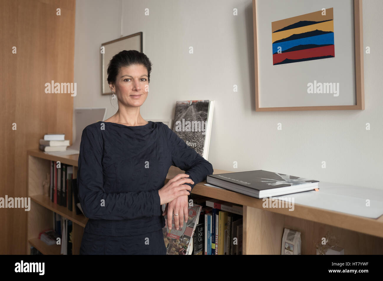 Berlino, Germania. 08 Mar, 2017. Il gruppo parlamentare il leader del partito di sinistra Sahra Wagenknecht nel suo ufficio a Berlino, Germania, 08 marzo 2017. Foto: Jörg Carstensen/dpa/Alamy Live News Foto Stock