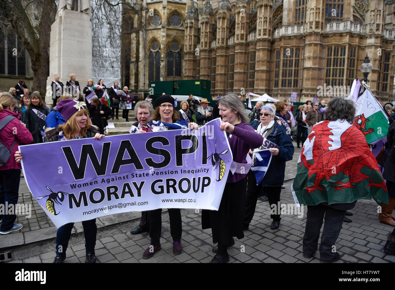 Londra, Regno Unito. 8 marzo 2017. Le donne partecipano in un rally WASPI sulla Giornata internazionale della donna. Donne contro la pensione statale di disuguaglianza, un gruppo di campagna che combatte l'ingiustizia per le donne nate negli anni cinquanta (il o dopo il 6 aprile 1951) per quanto riguarda le modifiche al loro stato età pensionistica, raccolte al di fuori del Parlamento per il loro lobby MPs per le riforme di pensioni statali. Credito: Stephen Chung / Alamy Live News Foto Stock