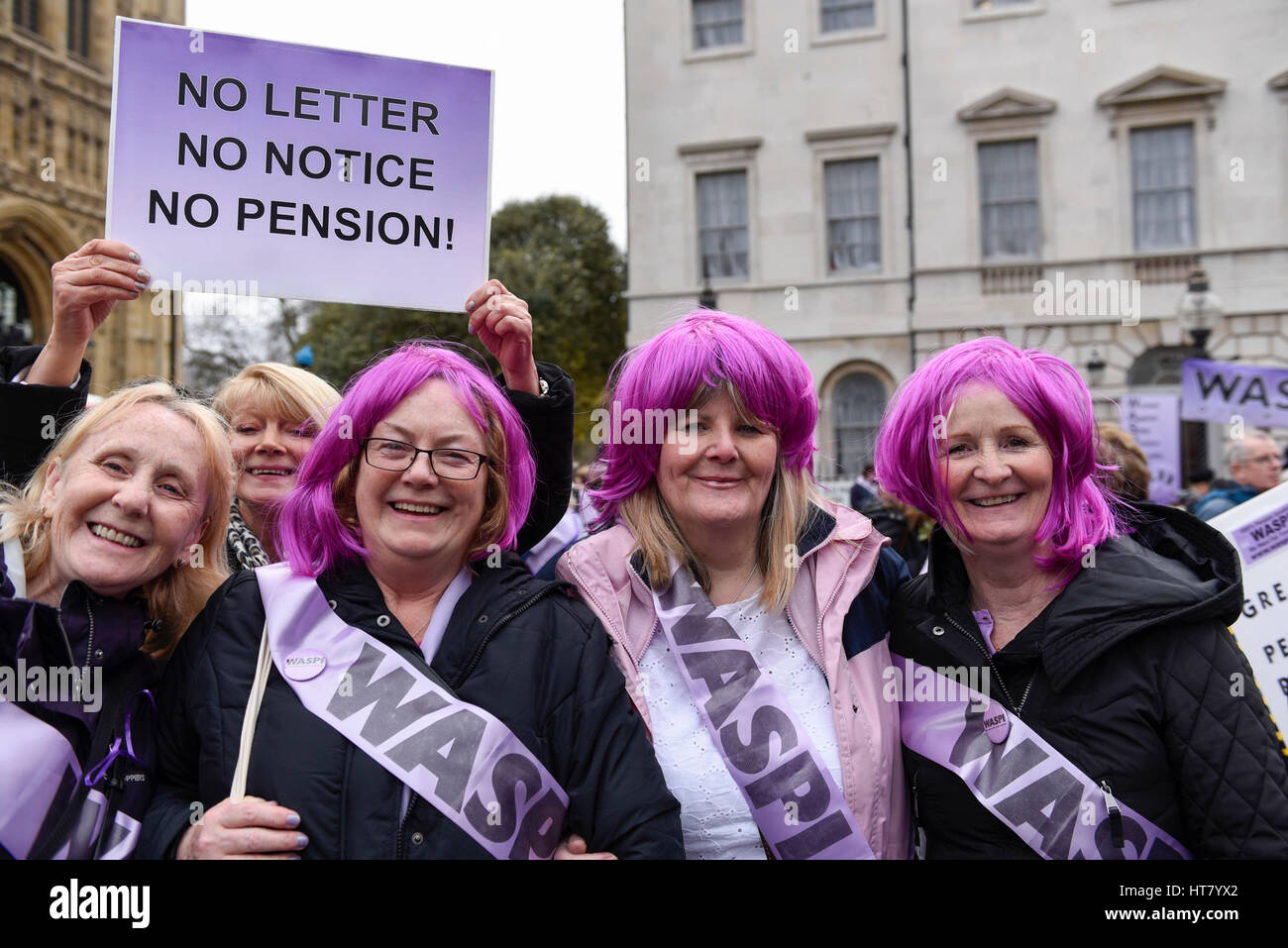Londra, Regno Unito. 8 marzo 2017. Le donne partecipano in un rally WASPI sulla Giornata internazionale della donna. Donne contro la pensione statale di disuguaglianza, un gruppo di campagna che combatte l'ingiustizia per le donne nate negli anni cinquanta (il o dopo il 6 aprile 1951) per quanto riguarda le modifiche al loro stato età pensionistica, raccolte al di fuori del Parlamento per il loro lobby MPs per le riforme di pensioni statali. Credito: Stephen Chung / Alamy Live News Foto Stock